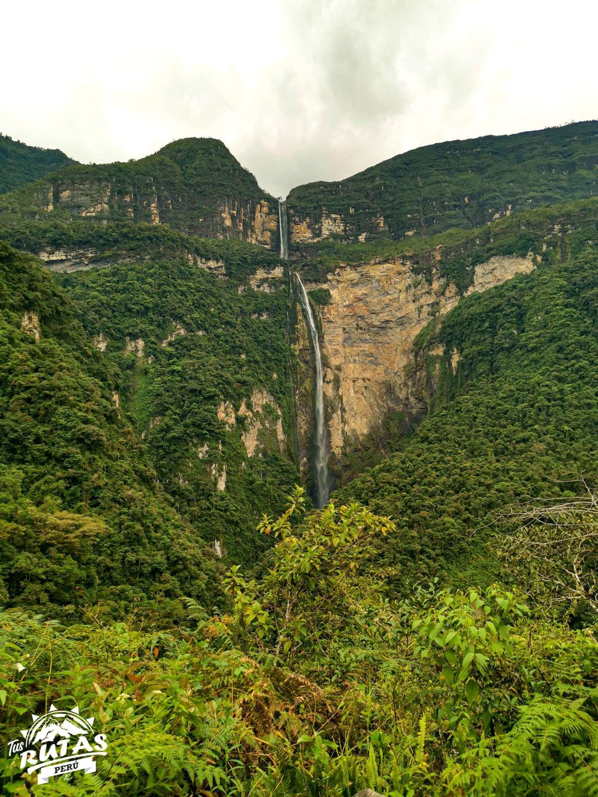Brisa inmensa de agua frente a la base de la Catarata Gocta