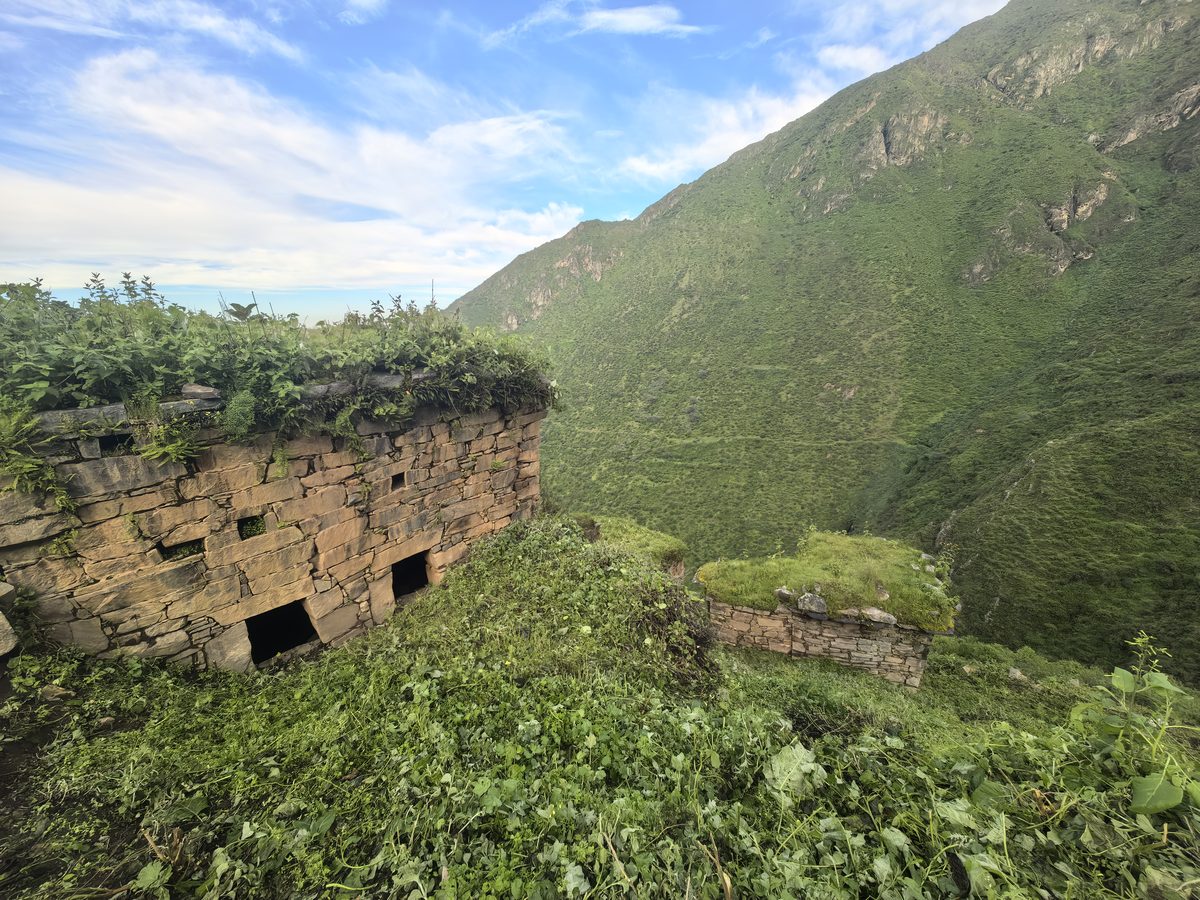 Sendero de caminata hacia el complejo arqueológico de Maranhuasi