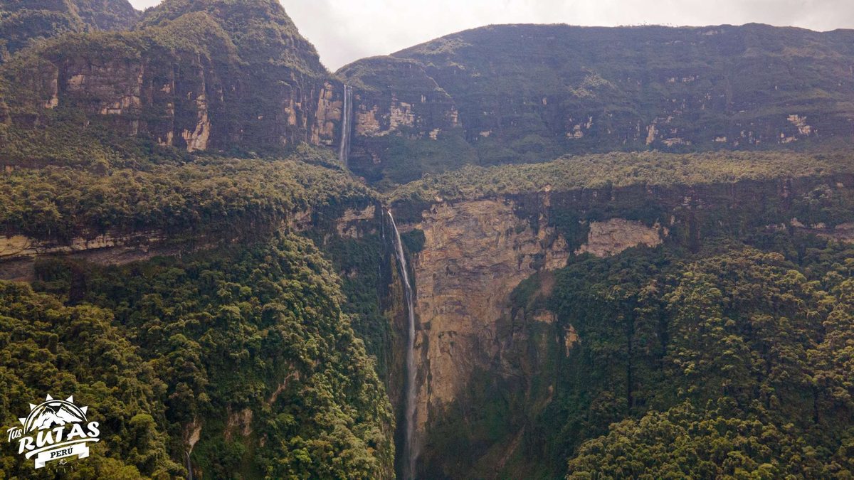Imponente caida de agua de la Catarata Gocta entre el bosque de neblina