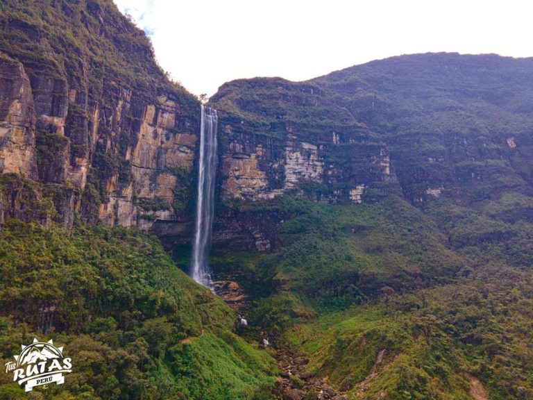 Vista panorámica con drone de la Catarata Gocta en Chachapoyas