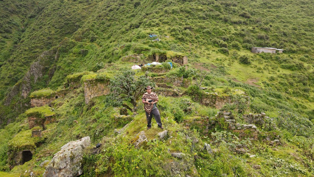 Vista hacia el valle desde la cima de Maranhuasi en Huaral
