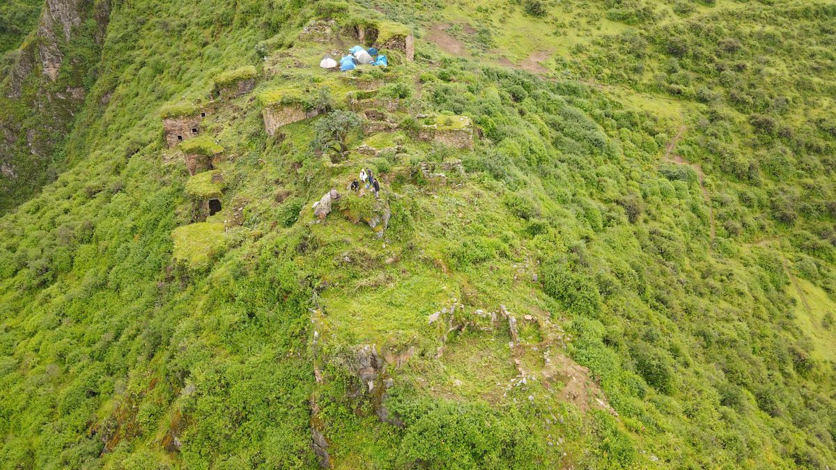 Vista con drone de las montañas y andenes de Maranhuasi en Ravira
