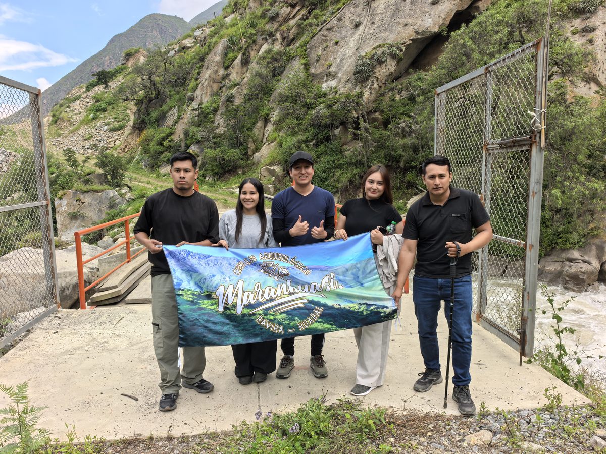 Mural publicitario e indicativo hacia Maranhuasi en la hidroeléctrica de Lacsa