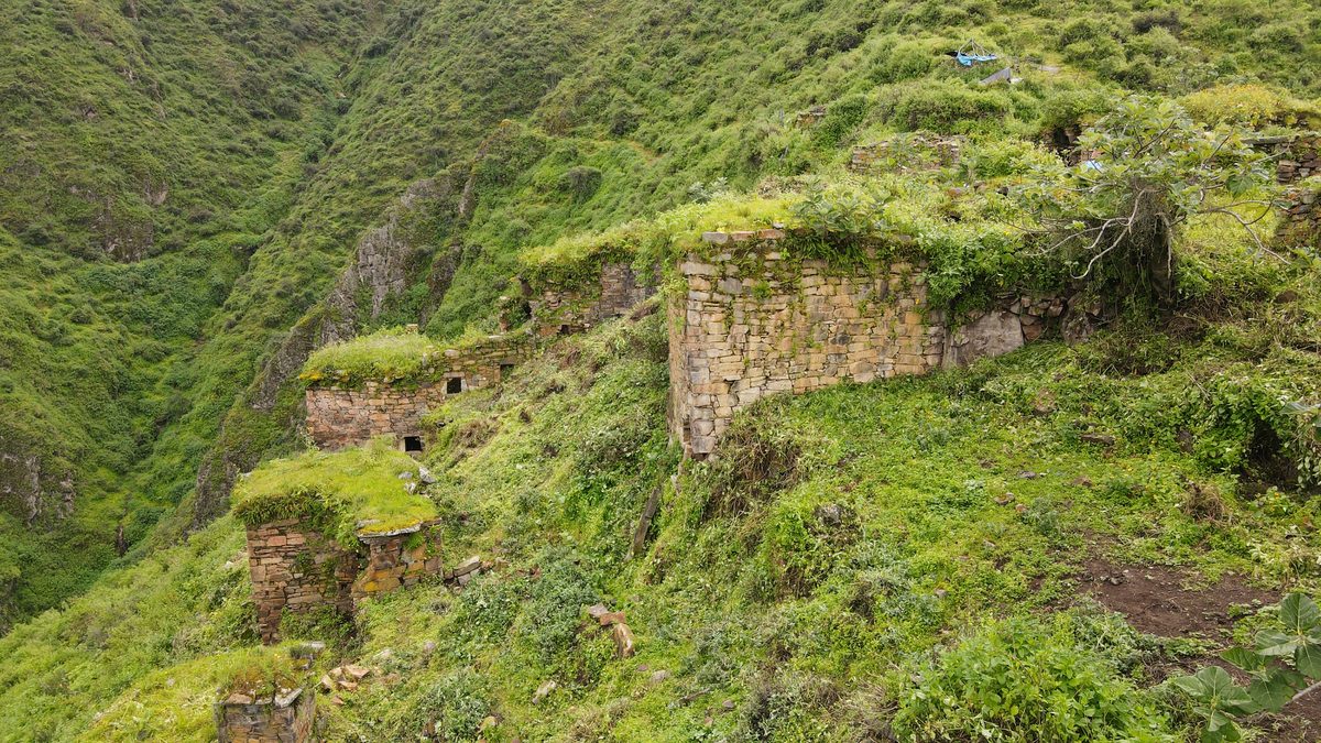 Vista de las ruinas y estructuras de piedra de Maranhuasi