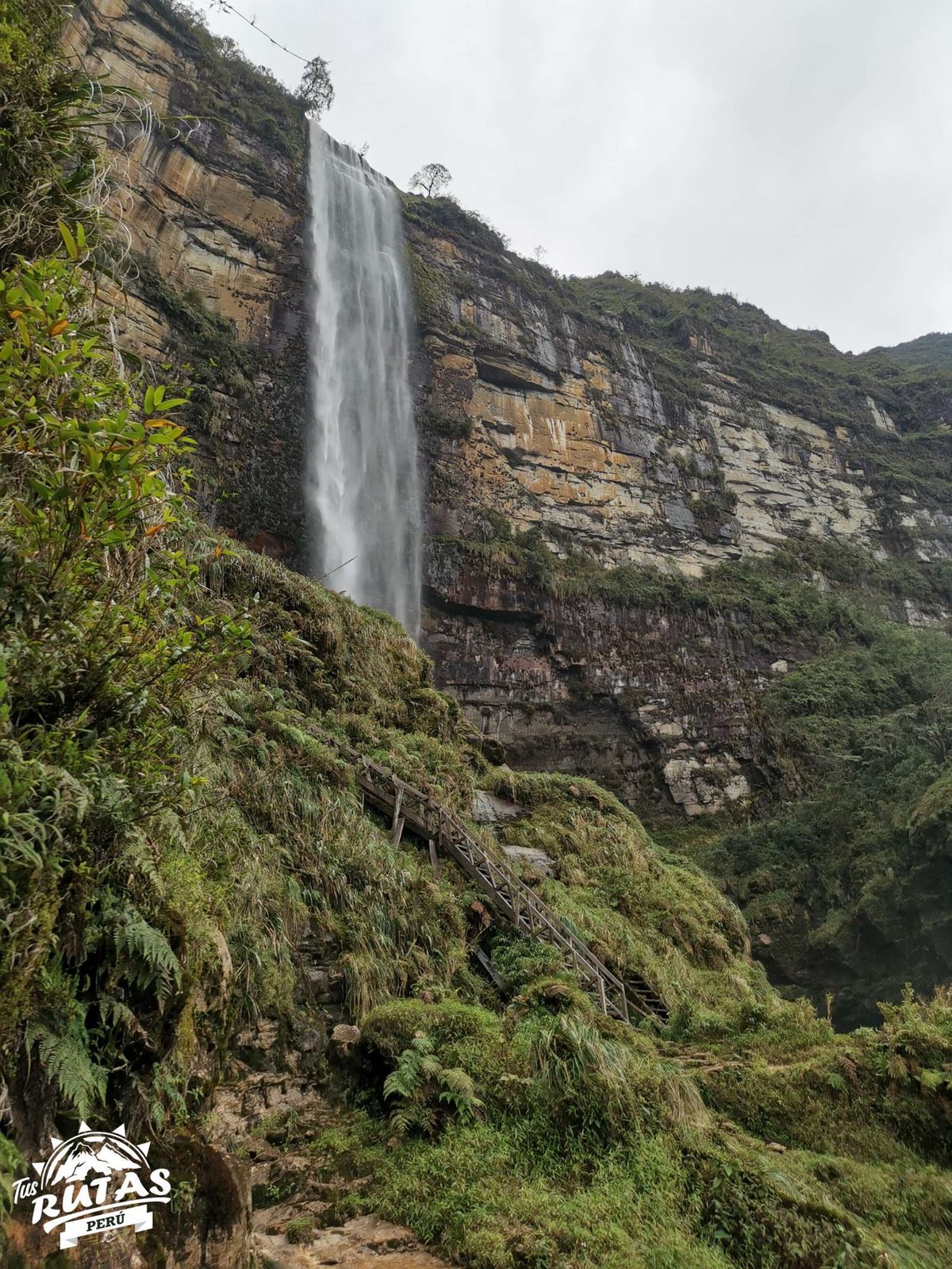 Sendero de caminata iniciando la ruta hacia la primera caída desde San Pablo