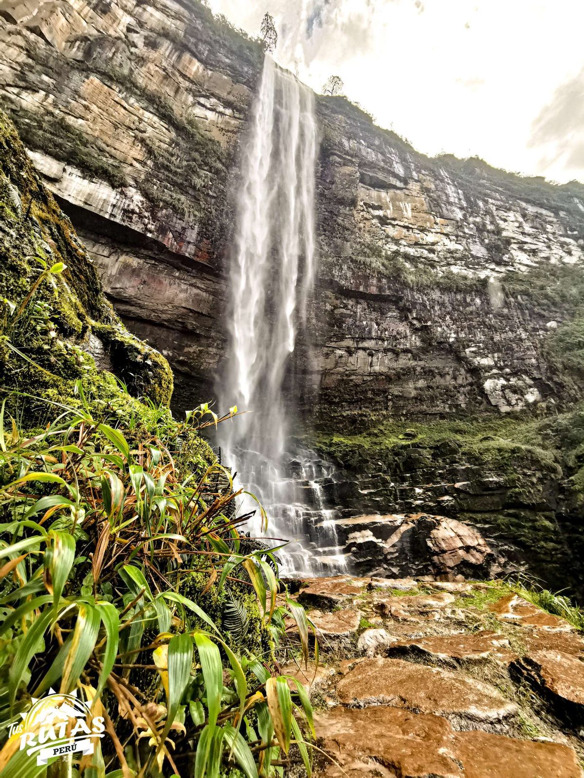 Vista cercana de la primera caída de la Catarata Gocta